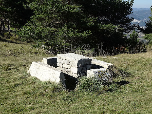 Au col du Negron (1242m), un coin pique-nique !!