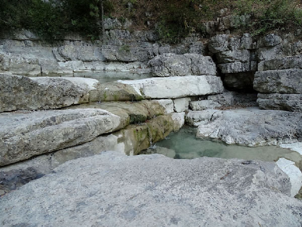 11 - L'eau s'arr�te dans une petite cuvette et ce n'est que beaucoup plus loin, qu'on pourra d�couvrir les merveilleuses gorges tr�s appr�ci�es des randonneurs