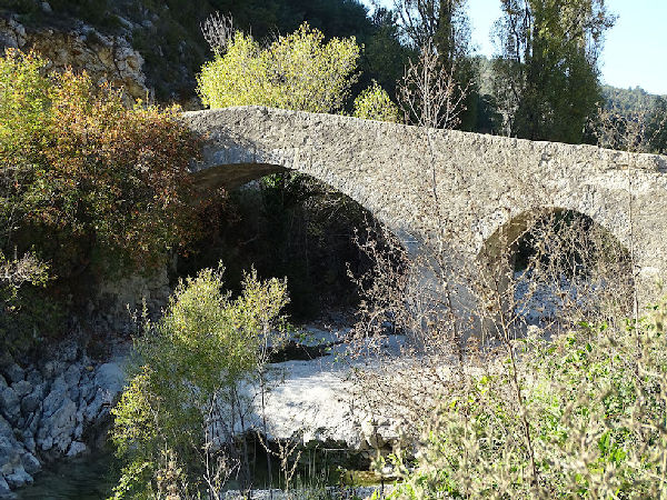 12 - On le retrouve sous un pont roman avant d'arriver � Montbrun