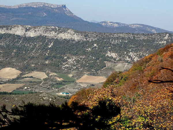2 - Descente vers S�deron, dans la vall�e du Jabron avec en fond la Cr�te de Serri�res