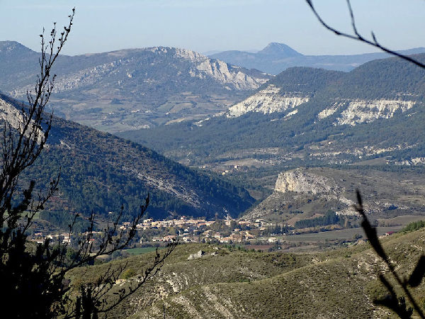 3 - S�deron, domin� par les rochers de la Tour et du Crapon qui ferment la vall�e par un �troit goulet laissant �chapper la rivi�re M�ouge, S�deron est un passage naturel entre Provence et Dauphin�