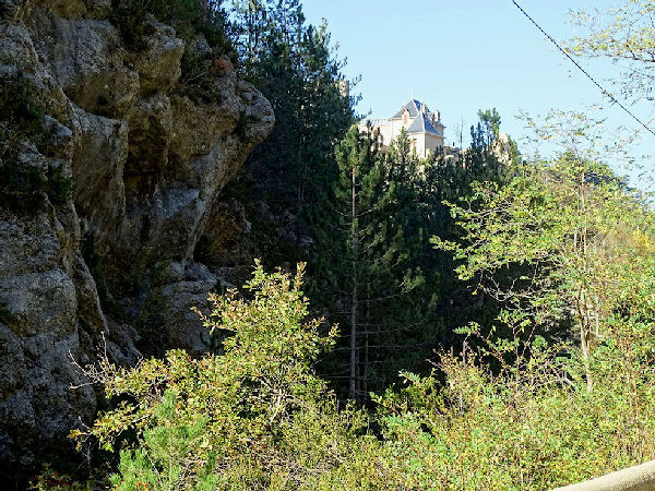 5 - Le lit du Toulourenc et en fond le ch�teau