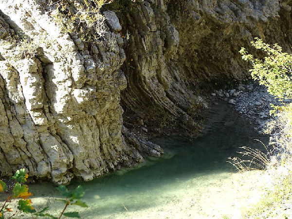 7 - Une autre vue du lit avant sa travers�e sous le pont